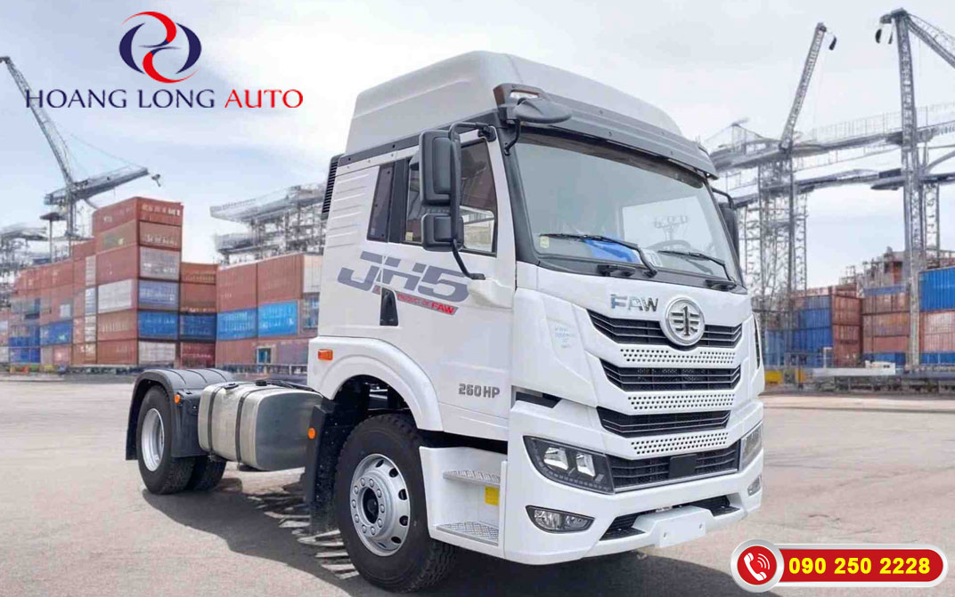 Xe đầu kéo FAW JH5 chạy nội bộ trong cảng