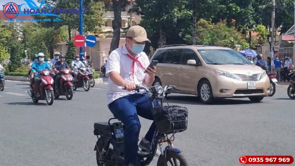 Mức phạt sử dụng điện thoại khi lái xe: ô tô, xe máy và xe đạp