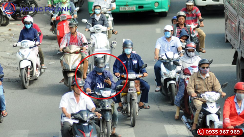 Mức phạt sử dụng điện thoại khi lái xe: ô tô, xe máy và xe đạp