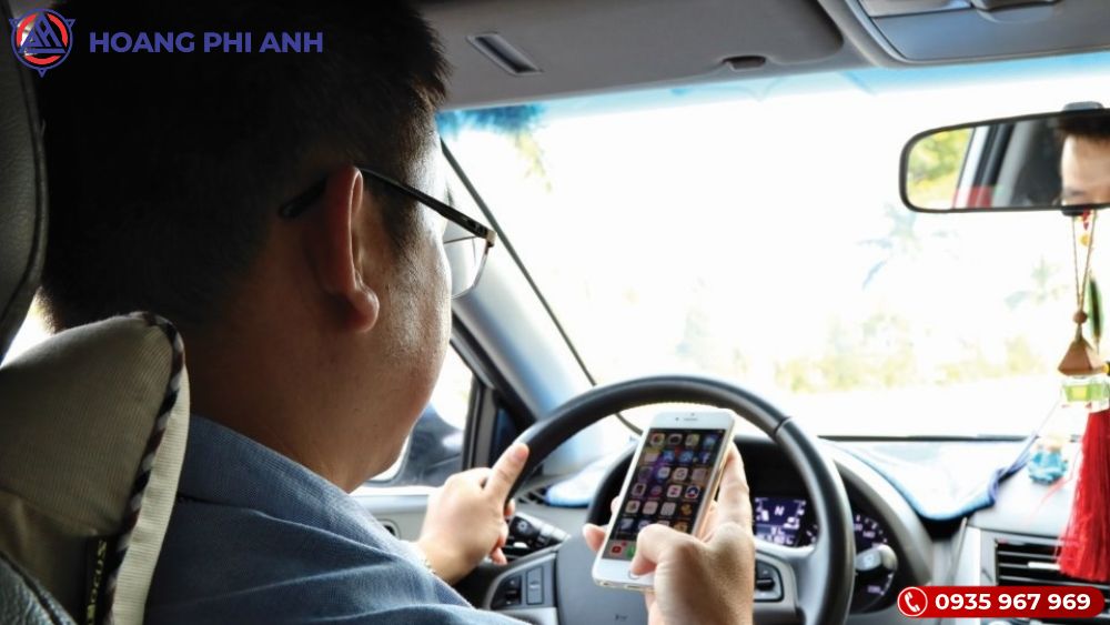 Mức phạt sử dụng điện thoại khi lái xe: ô tô, xe máy và xe đạp