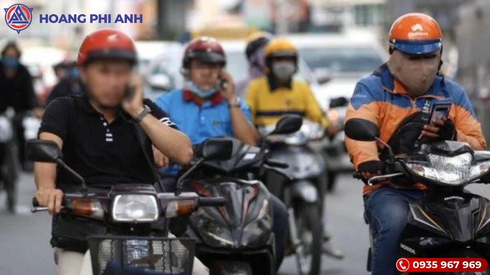 Mức phạt sử dụng điện thoại khi lái xe: ô tô, xe máy và xe đạp